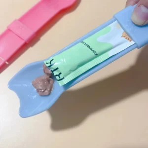 Squeeze-strip spoon feeder for lickable wet cat treats