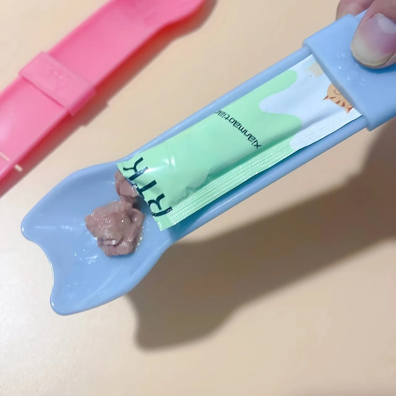 Squeeze-strip spoon feeder for lickable wet cat treats